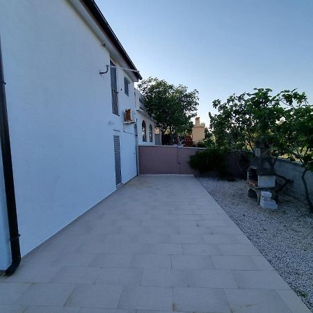 Apartments Ema Vir Luaran gambar
