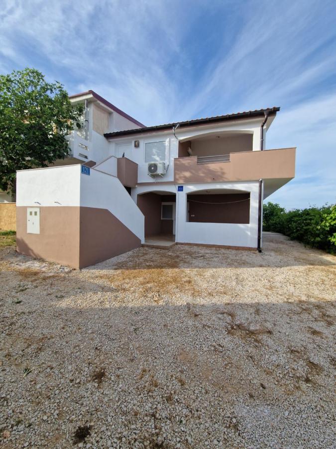 Apartments Ema Vir Luaran gambar