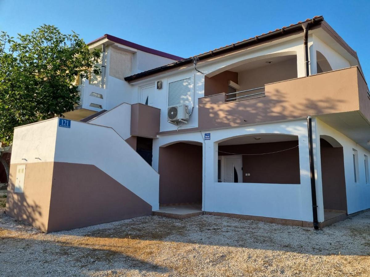 Apartments Ema Vir Luaran gambar