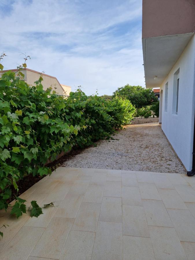 Apartments Ema Vir Luaran gambar