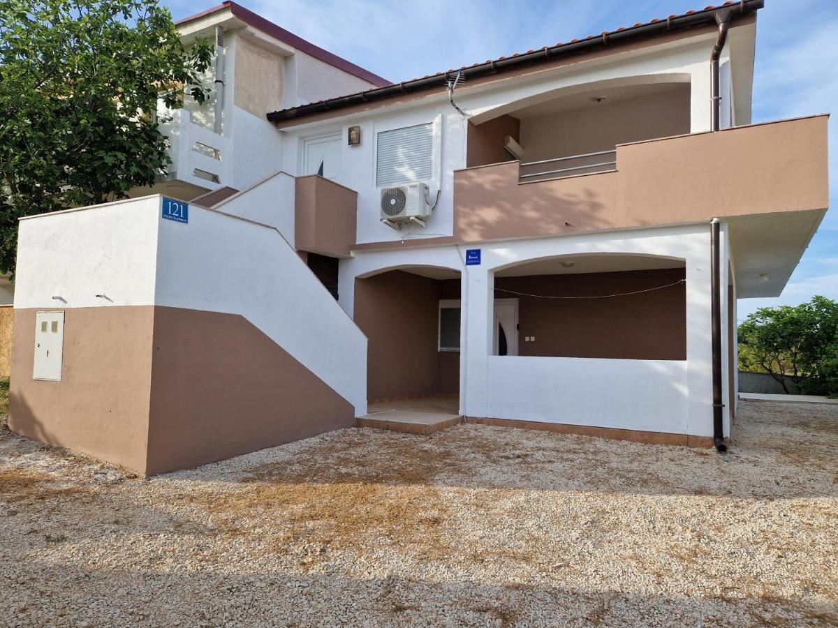 Apartments Ema Vir Luaran gambar