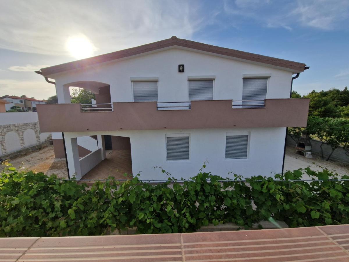 Apartments Ema Vir Luaran gambar