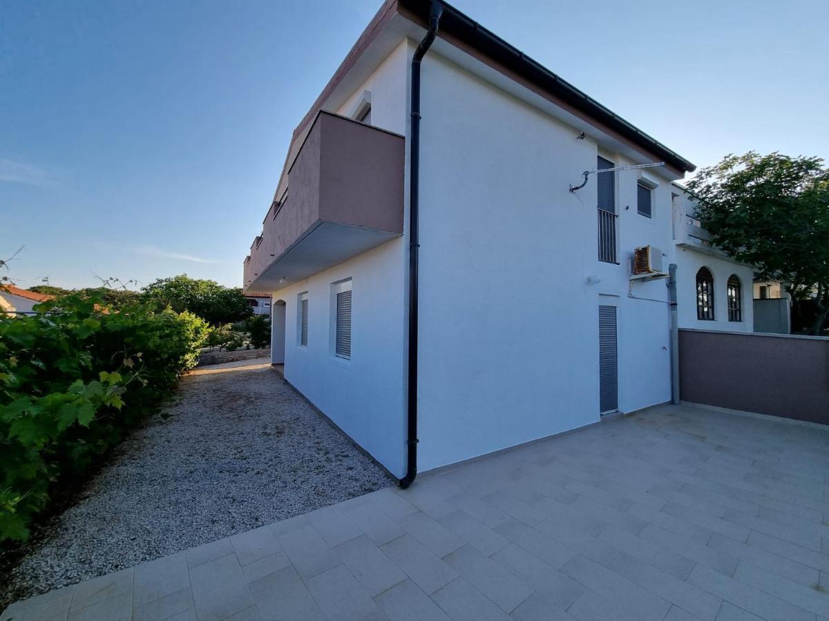 Apartments Ema Vir Luaran gambar