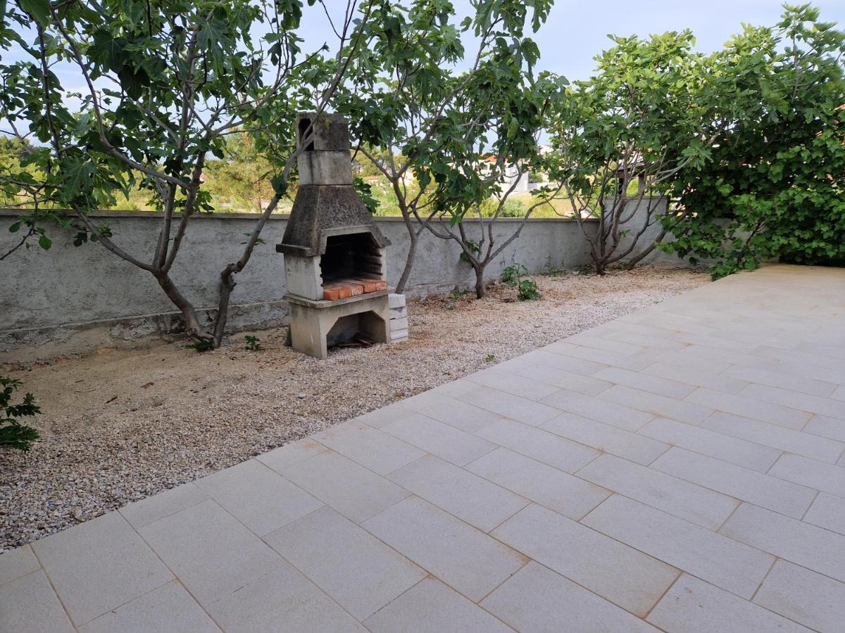 Apartments Ema Vir Luaran gambar