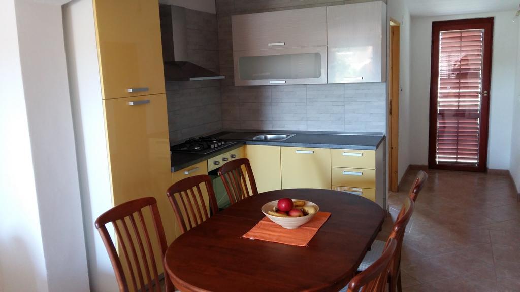Apartments Ema Vir Luaran gambar