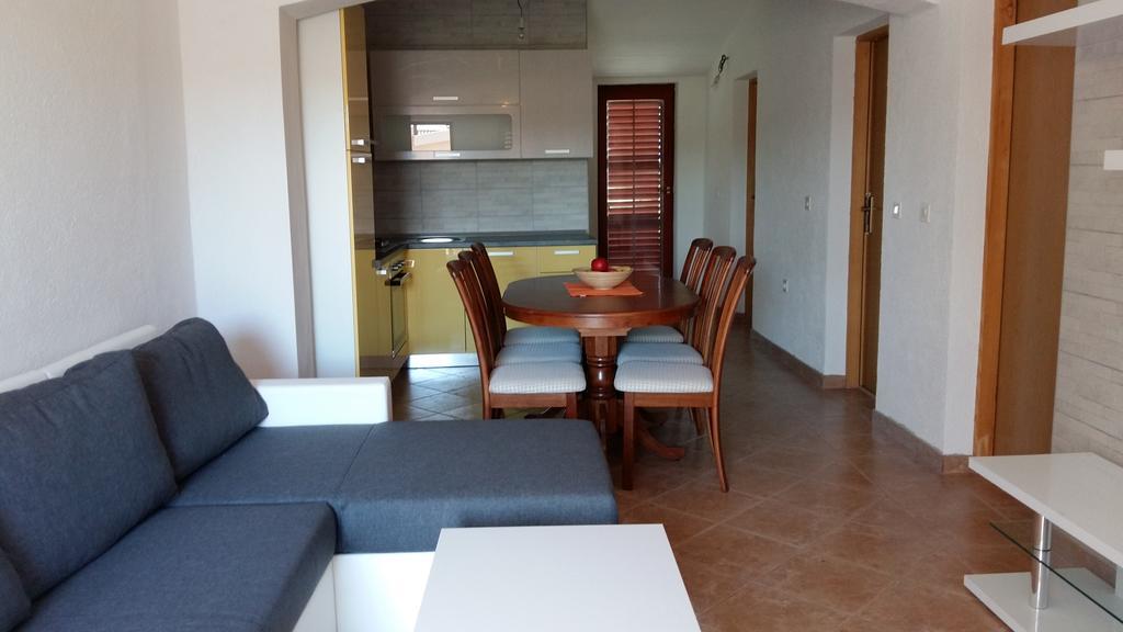 Apartments Ema Vir Luaran gambar