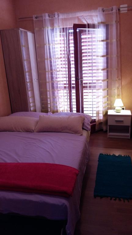Apartments Ema Vir Luaran gambar