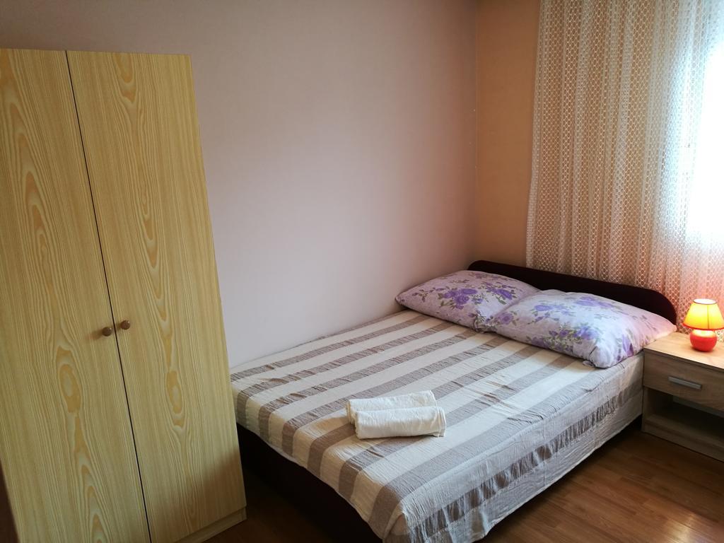 Apartments Ema Vir Luaran gambar
