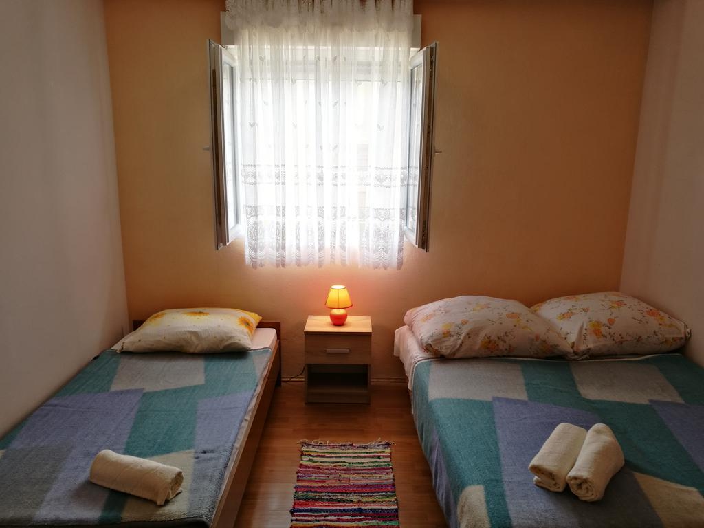 Apartments Ema Vir Luaran gambar