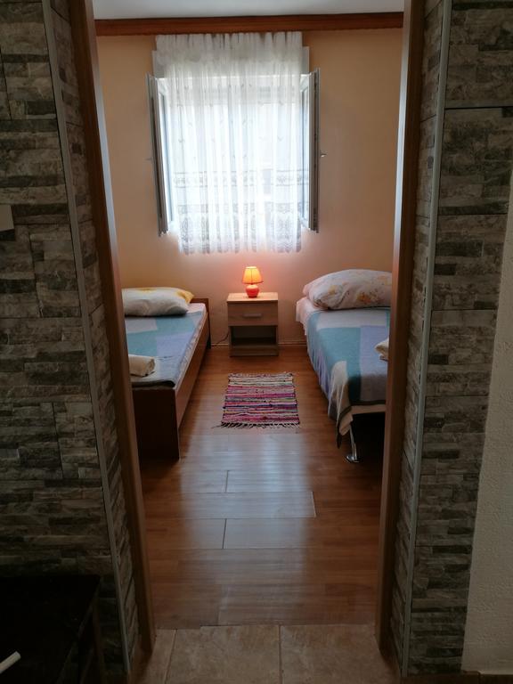 Apartments Ema Vir Luaran gambar