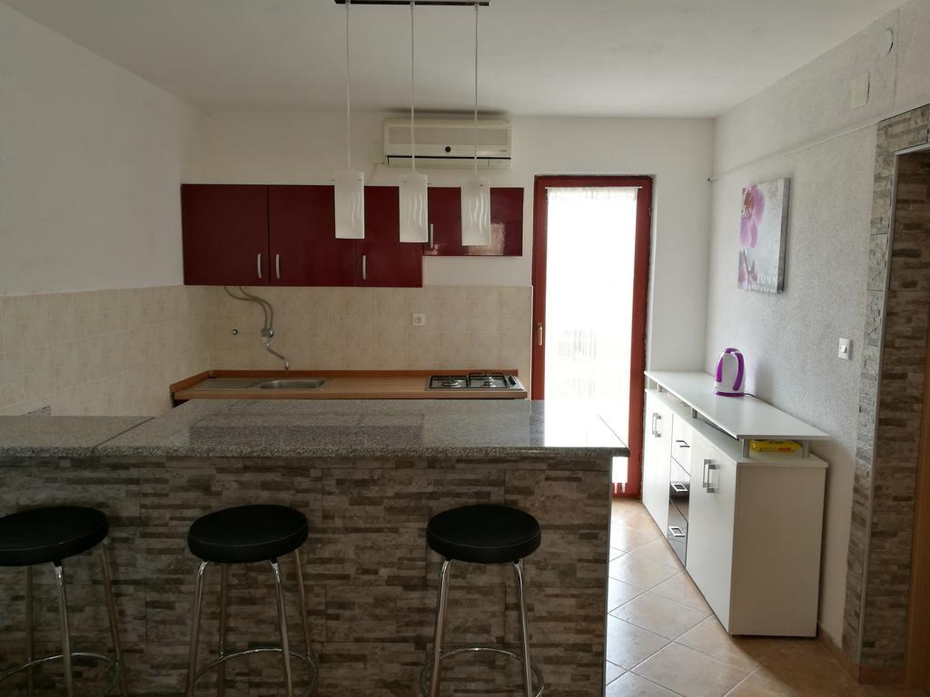 Apartments Ema Vir Luaran gambar