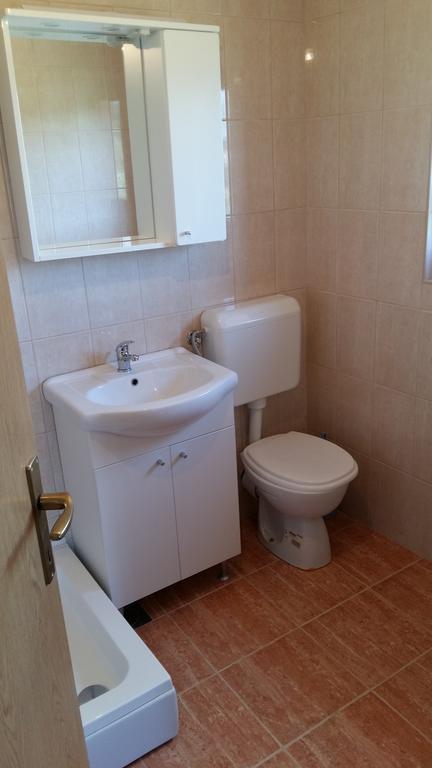 Apartments Ema Vir Luaran gambar