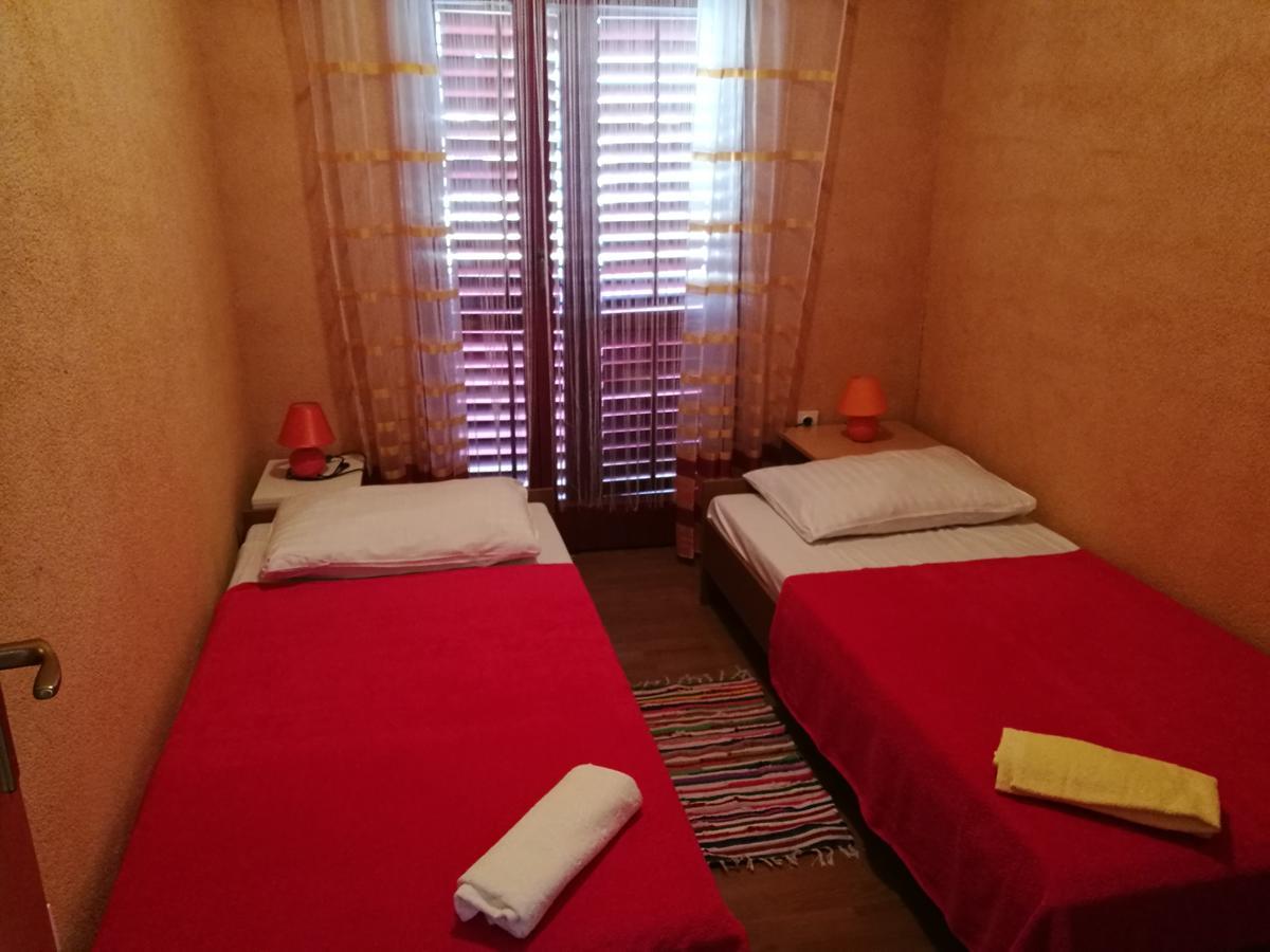 Apartments Ema Vir Luaran gambar