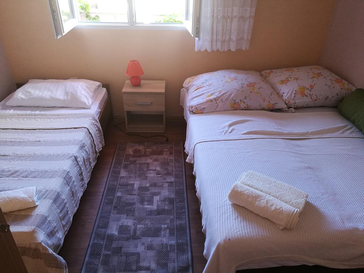 Apartments Ema Vir Luaran gambar