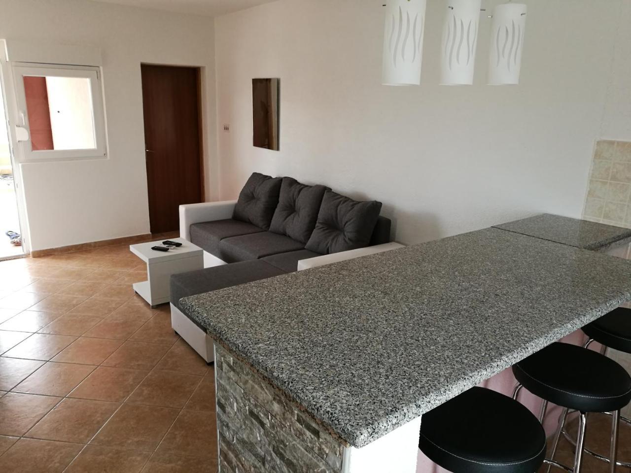 Apartments Ema Vir Luaran gambar