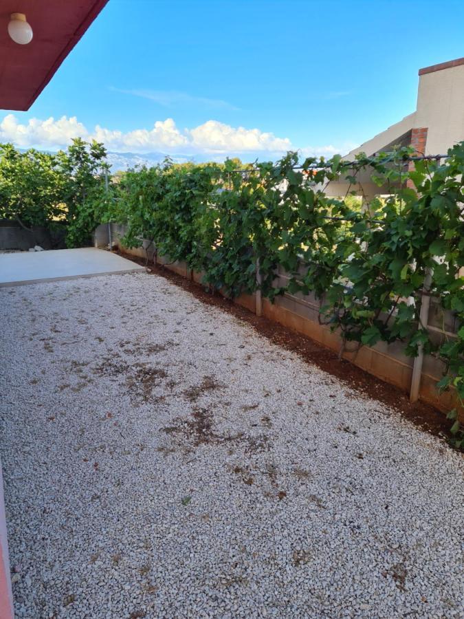 Apartments Ema Vir Luaran gambar